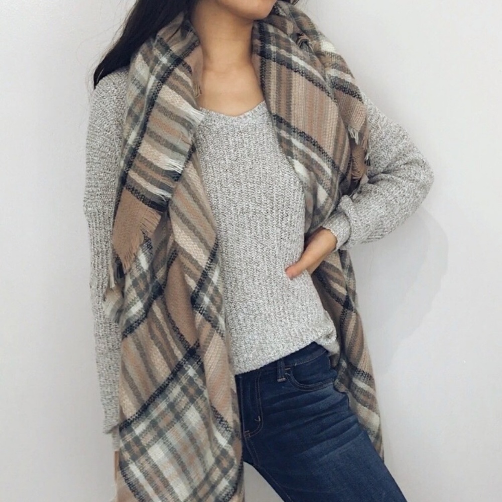 ๐ Juneau - Beige Plaid Blanket Scarf - Picture 4 of 7